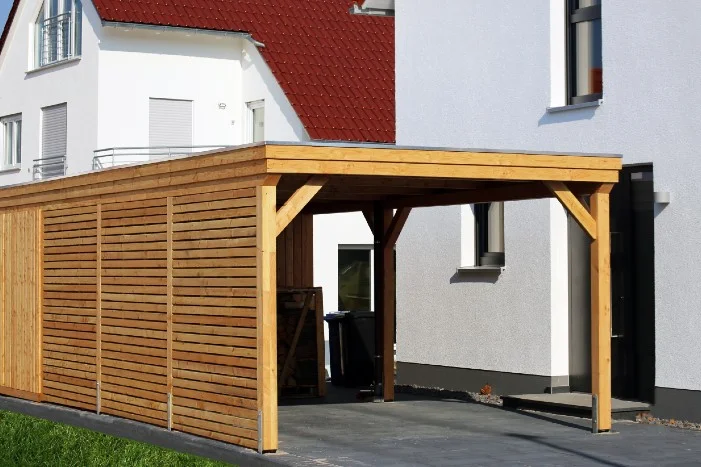 Holzcarport an einem Haus